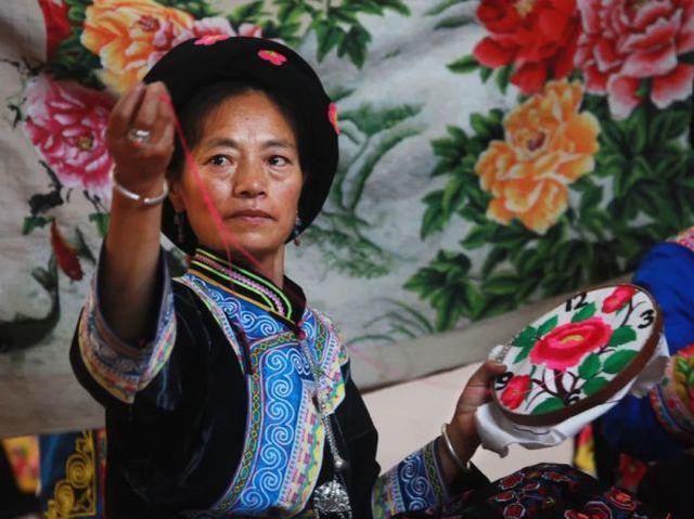 花围腰,头帕,飘带是羌族妇女生活的一部分羌族刺绣▼碉楼承载着其民族